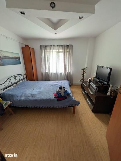 Apartament cu 3 camere decomandat în Calea București