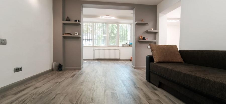 Apartament cu 3 camere semidecomandat în Tomis II