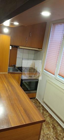 Apartament cu 3 camere semidecomandat, mobilat în Lipovei