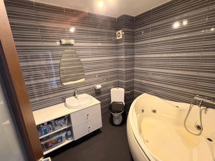Apartament cu 4 camere semidecomandat în Florești