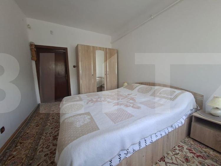 Casă individuală cu 8 camere cu Canalizare în Vâlcele