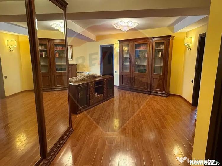 Apartament cu 4 camere semidecomandat în Nordului