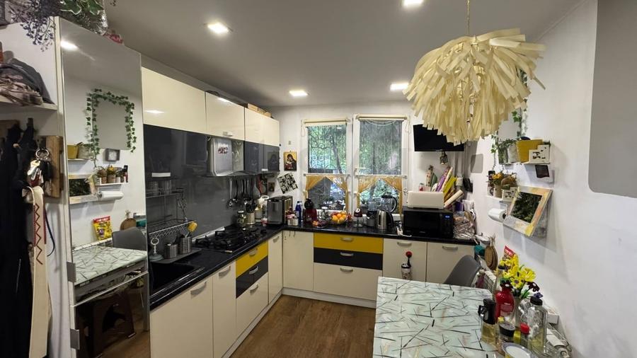 Apartament cu 3 camere semidecomandat, mobilat în Colentina