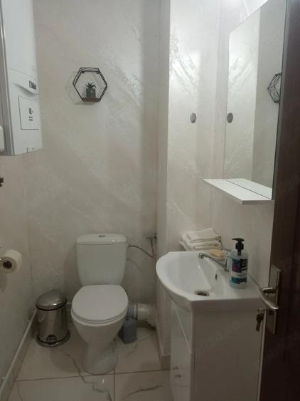 Apartament cu 3 camere semidecomandat în Faleza Nord