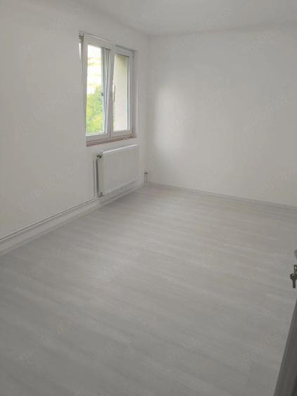 Apartament cu 3 camere semidecomandat în Alexandru Obregia