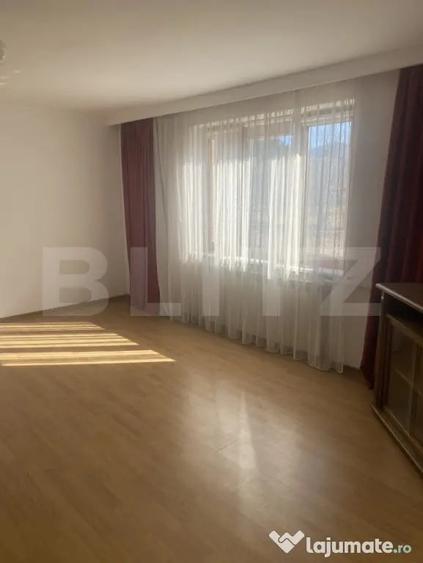 Casă cu 7 camere cu Teren 2000 Mp în Central