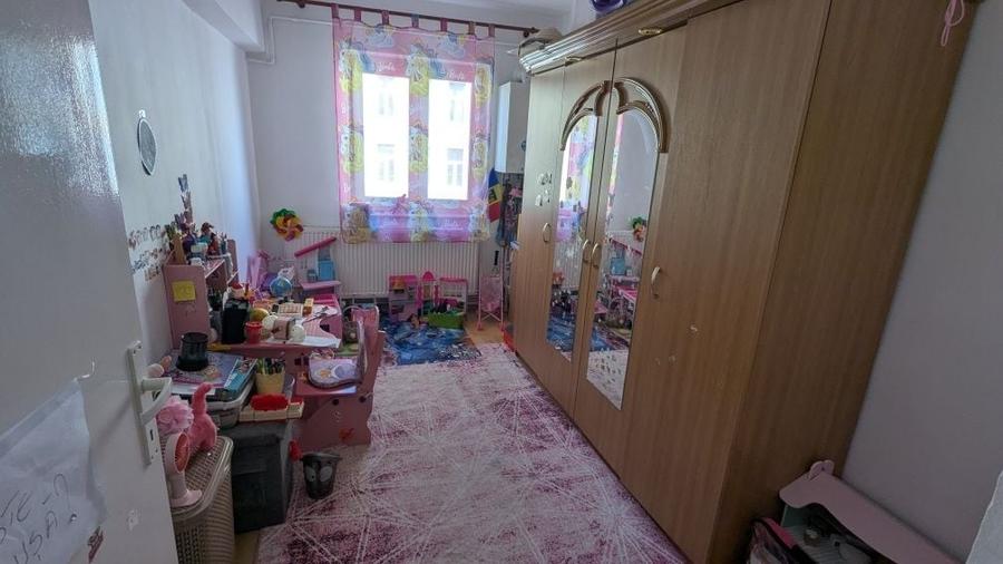 Apartament cu 3 camere semidecomandat în Central