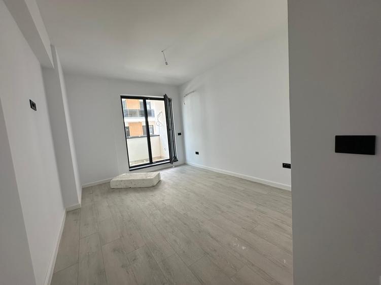 Apartament cu 3 camere semidecomandat în Berceni