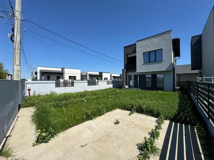 Casă individuală cu 3 camere cu Canalizare în Exterior Vest