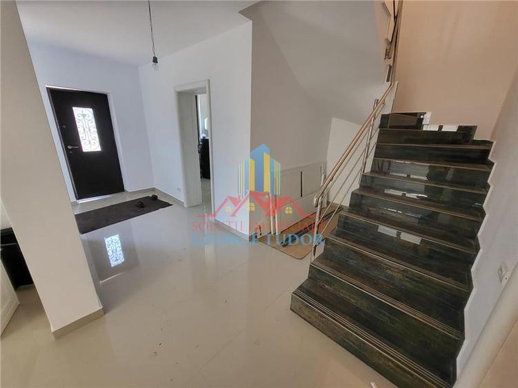 Duplex cu 4 camere cu Canalizare în Central