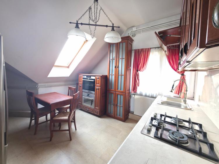 Penthouse cu 4 camere decomandat în Andrei Mureșanu