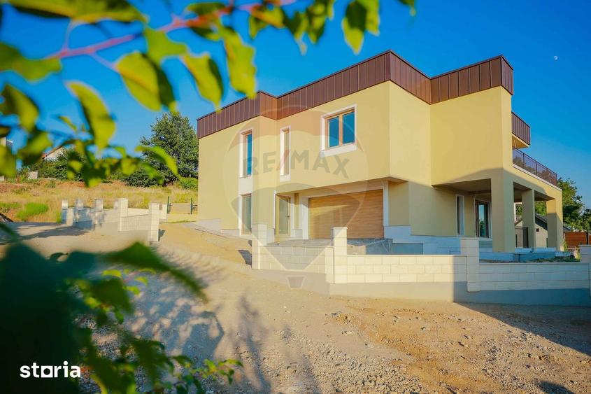 Casă cu 6 camere cu Teren 700 Mp în Iorga