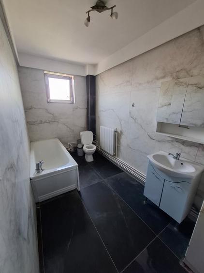 Apartament cu 3 camere semidecomandat în Pârneava