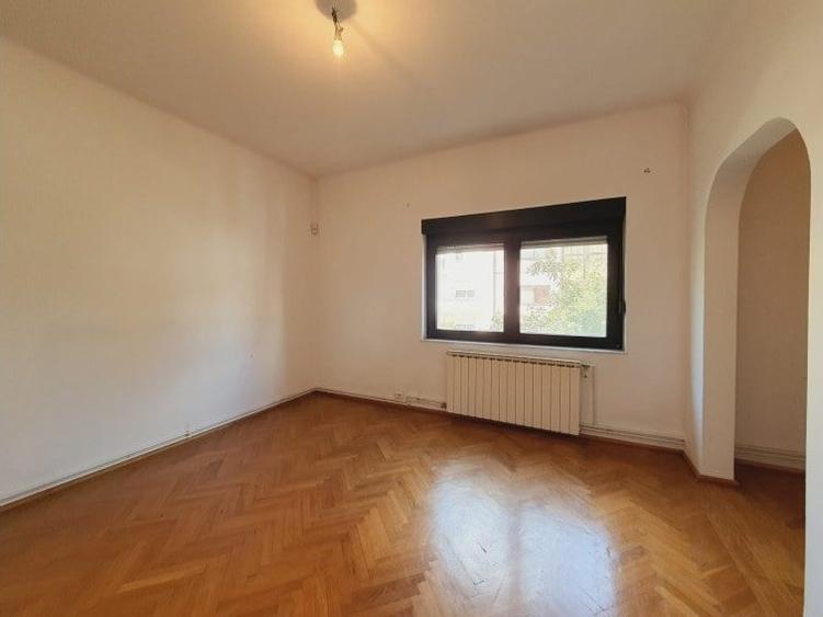 Casă cu 8 camere cu Teren 390 Mp în Aviatorilor