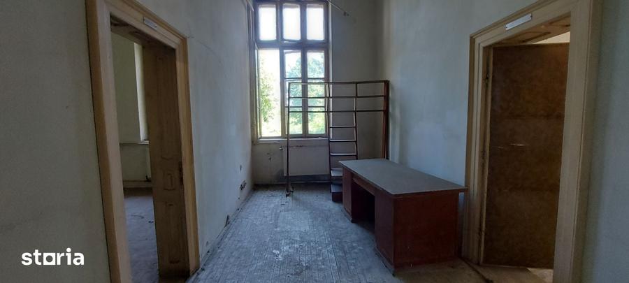 Spațiu comercial, de 400 mp, în Mereni