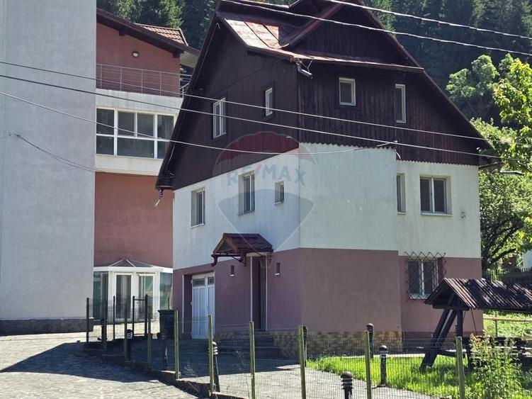 Casă individuală cu 5 camere cu Teren 500 Mp în Moieciu de Sus