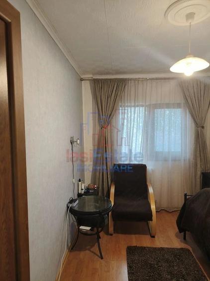 Apartament cu 3 camere decomandat în Filiași
