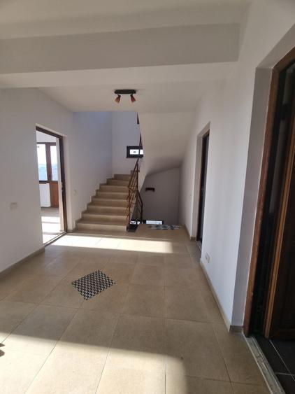 Casă individuală cu 6 camere cu Canalizare în Iris