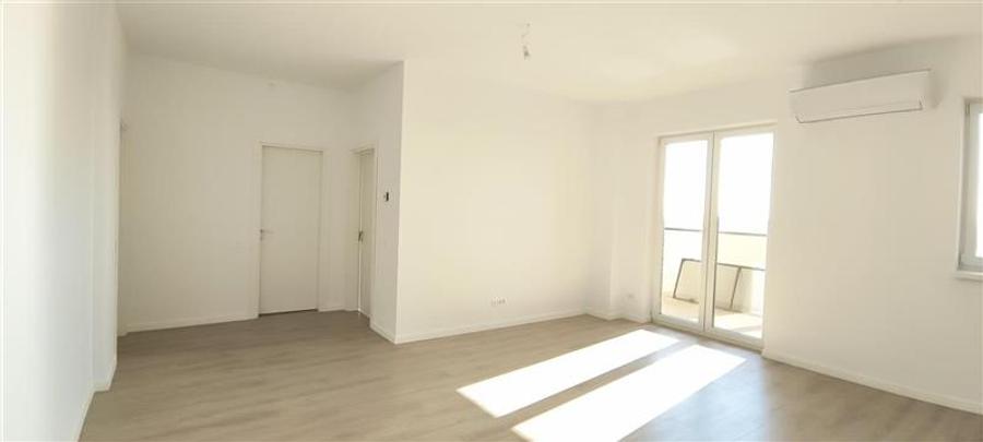 Apartament cu 3 camere nedecomandat în Aradului