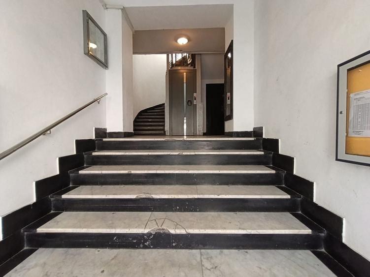 Apartament cu 4 camere semidecomandat în Cișmigiu