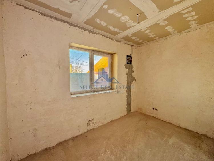 Casă individuală cu 12 camere cu Canalizare în Cristian