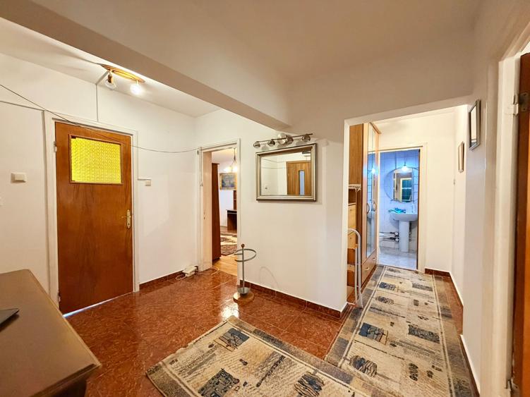 Apartament cu 3 camere decomandat, mobilat în Costin Georgian