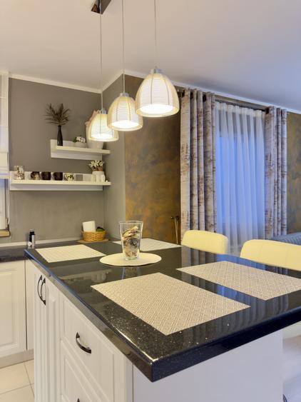 Apartament cu 3 camere semidecomandat, mobilat în Tătărași