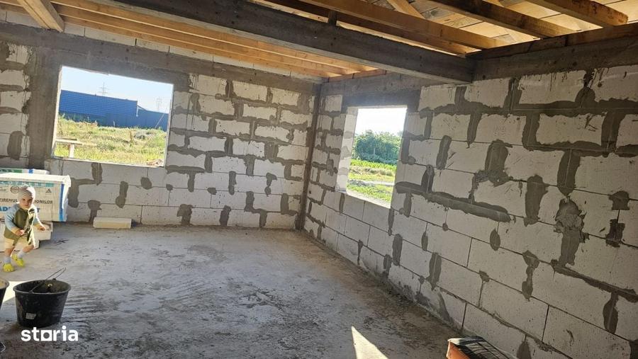 Casă cu 4 camere cu Teren 402 Mp în Ișalnița