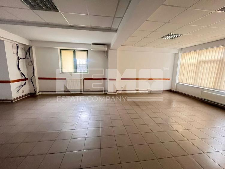 Birou, de 685 mp, în Policlinica