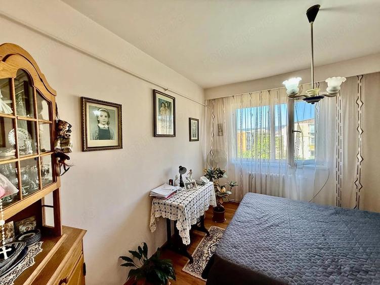 Apartament cu 3 camere semidecomandat în Gojdu