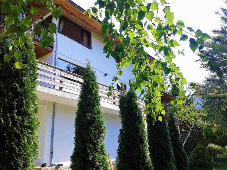 Casă cu 7 camere cu Teren 200 Mp în Predeal