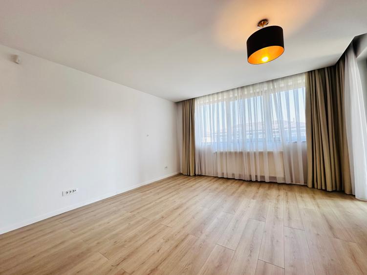 Duplex cu 9 camere cu Garaj în Central