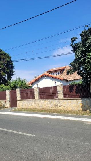 Casă cu 4 camere decomandat în Central