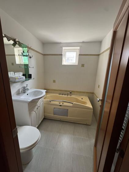 Apartament cu 3 camere semidecomandat în Berceni
