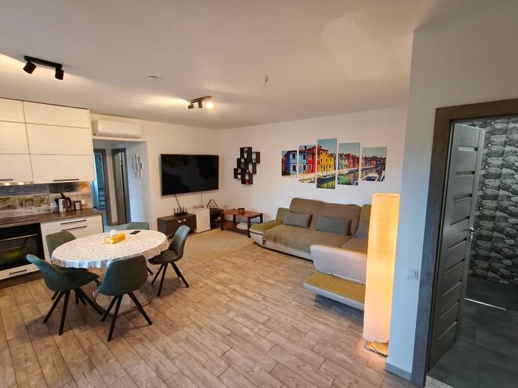 Apartament cu 3 camere semidecomandat, mobilat în Central