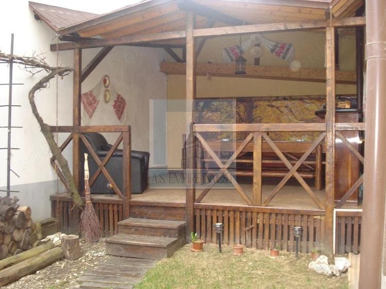 Casă individuală cu 10 camere cu Canalizare în Județean