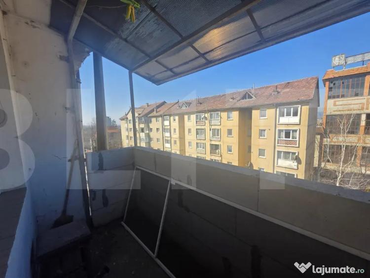 Apartament cu 3 camere semidecomandat în Ozun