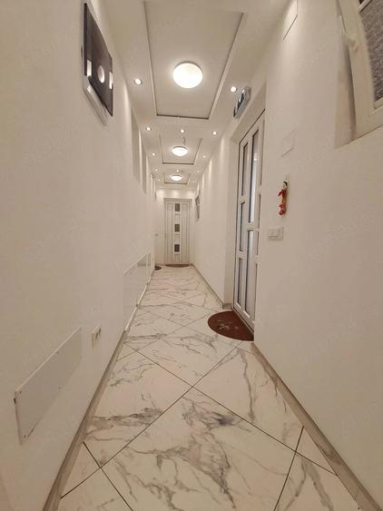 Casă cu 8 camere cu Teren 2594 Mp în Vest