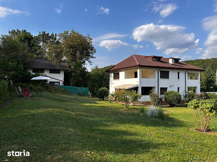 Casă cu 5 camere cu Teren 3800 Mp în Plopu