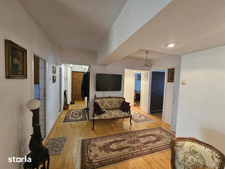 Apartament cu 4 camere decomandat în Hala Centrală