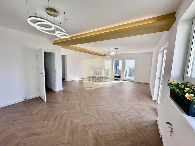 Casă cu 7 camere cu Teren 500 Mp în Central