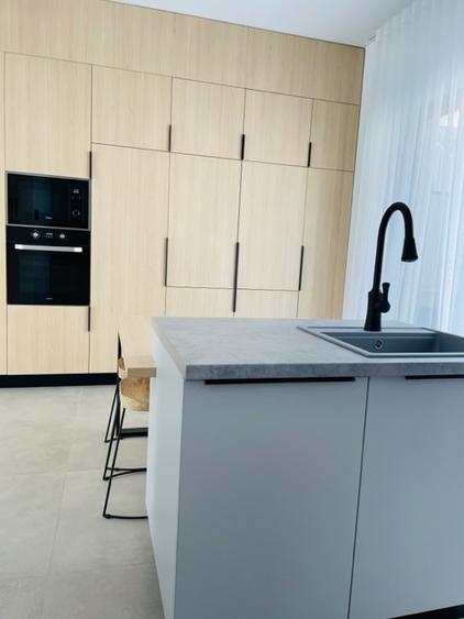 Casă cu 6 camere cu Teren 100 Mp în Central