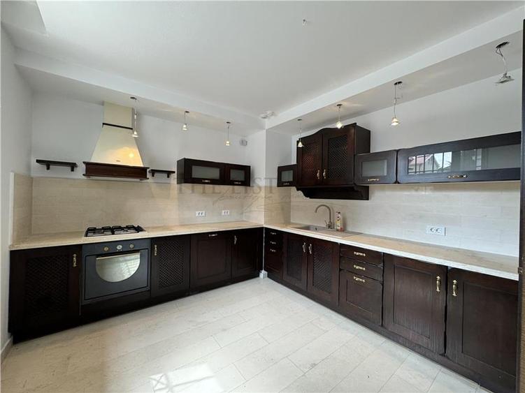 Duplex cu 8 camere cu Teren 250 Mp în Iancu Nicolae