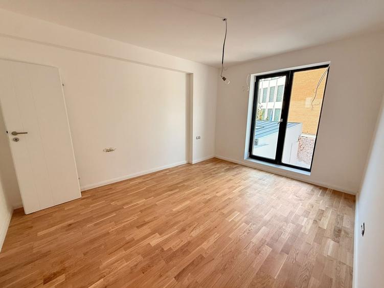 Apartament cu 3 camere semidecomandat în Unirii