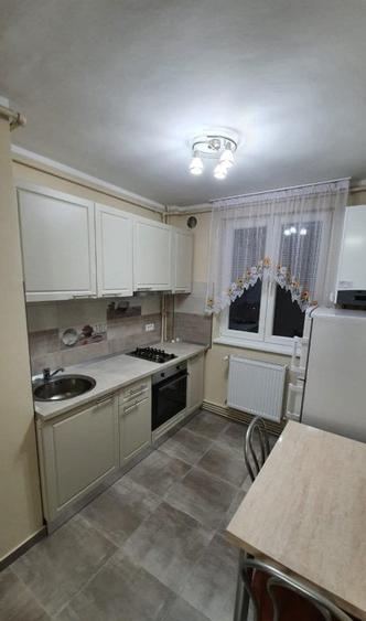 Apartament cu 3 camere semidecomandat, mobilat în Circumvalațiunii