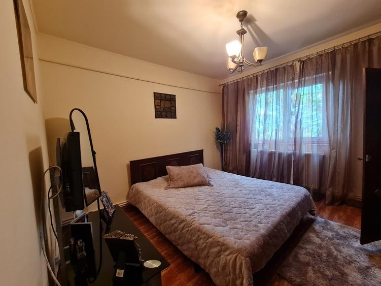 Apartament cu 3 camere decomandat, mobilat în Casa de Cultură