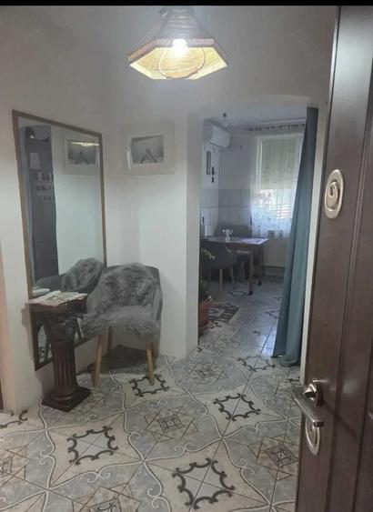 Apartament cu 3 camere semidecomandat în Sud