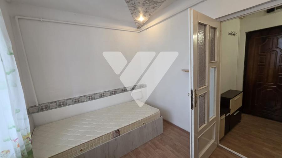 Apartament cu 3 camere semidecomandat, mobilat în Mihai Viteazul