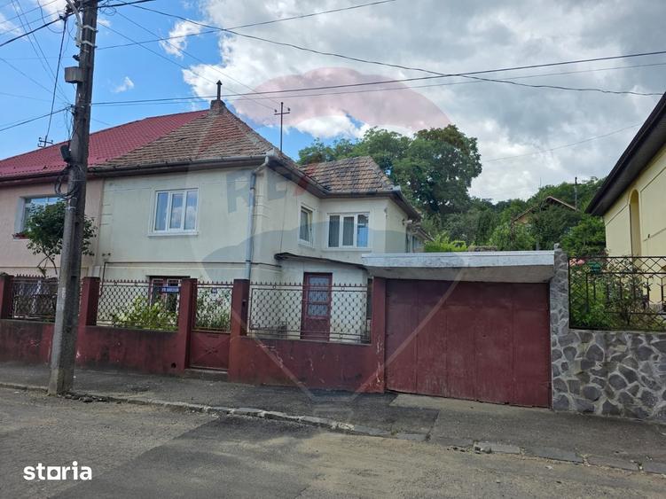 Casă cu 3 camere cu Teren 250 Mp în Central