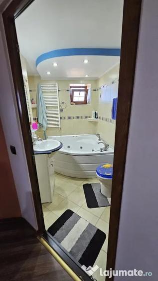 Apartament cu 7 camere decomandat în Central